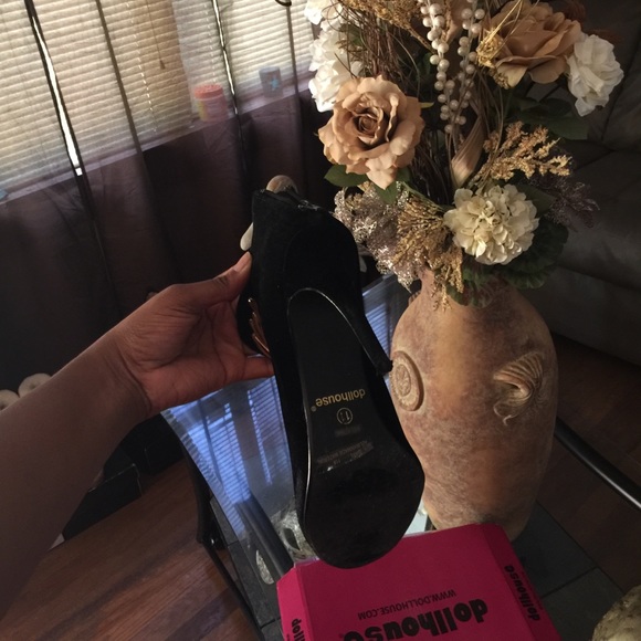 Black bootie heel with gold leaf accents - Picture 5 of 6