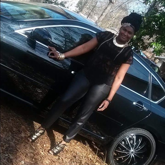 Black bootie heel with gold leaf accents - Picture 6 of 6