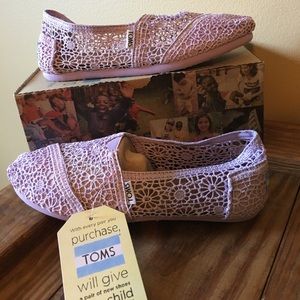 NWT Lilac Crochet Toms
