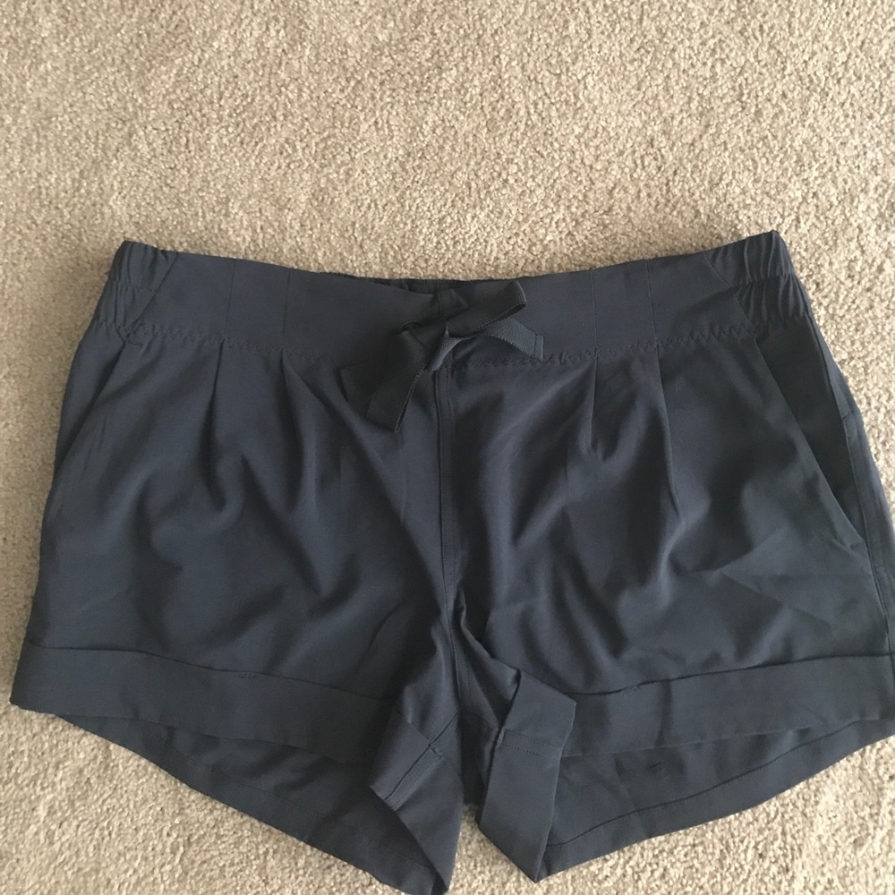 Lululemon black spring break away short