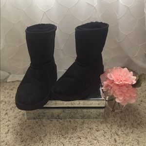 Black short Uggs