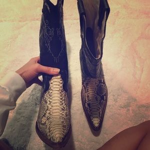 Gorgeous pair of women’s boots