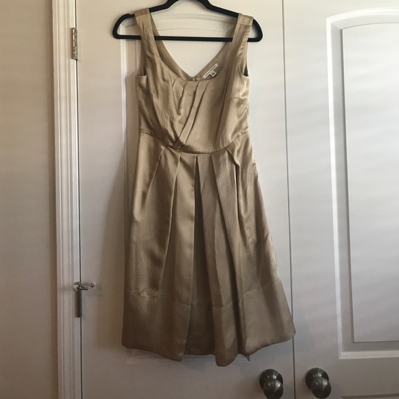 Never worn Gold Banana Republic dress. Size 2! - Picture 4 of 4