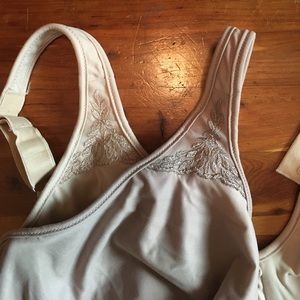 Two Bali minimizer underwire bra 36DDD