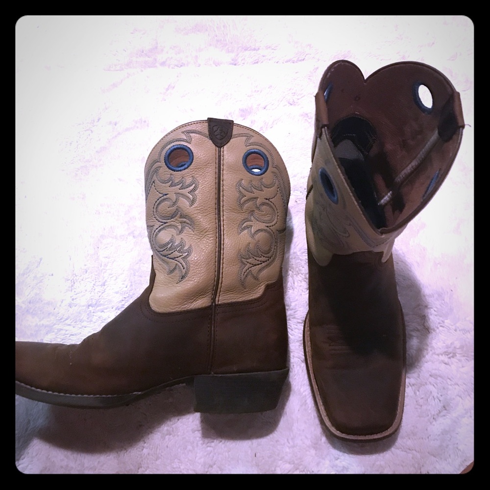 Boys Ariat boots.