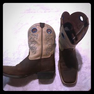 Boys Ariat boots.