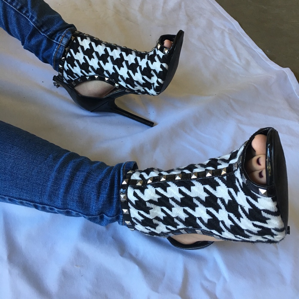 Bebe booties New without tag. Size 8