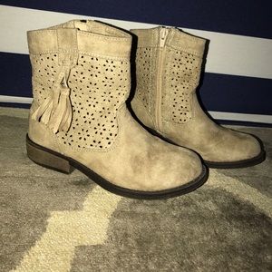 Girls boots size 12, worn once...