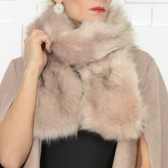 BLUSH PINK FAUX FUR SCARF - Picture 3 of 4