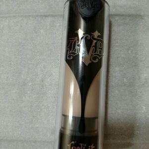 Kat Von D lock it foundation #L42