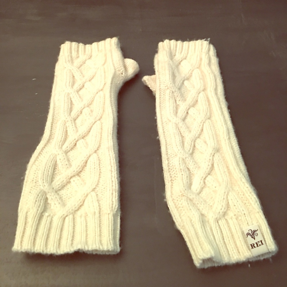 Arm warmers/fingerless gloves.