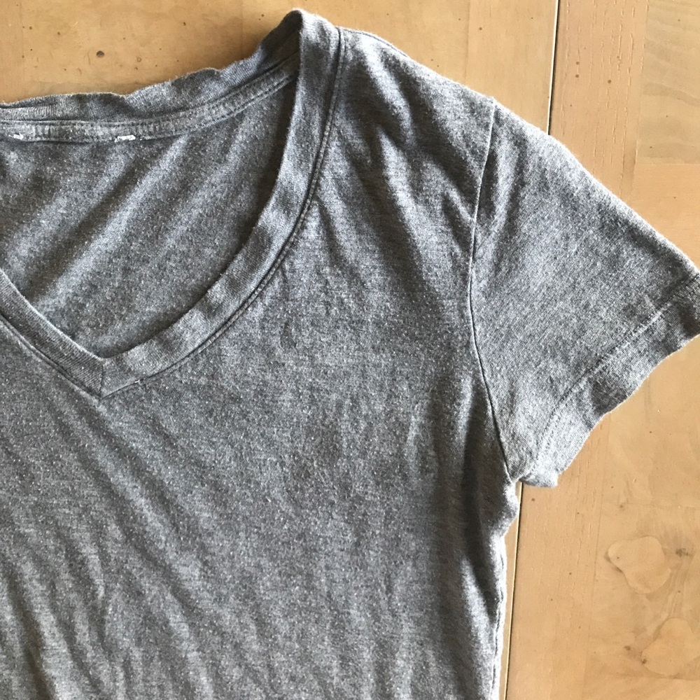 BASIC GRAY VNECK