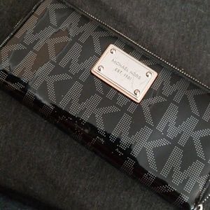 Michael Kors clutch wallet Michael Kors clutch wallet