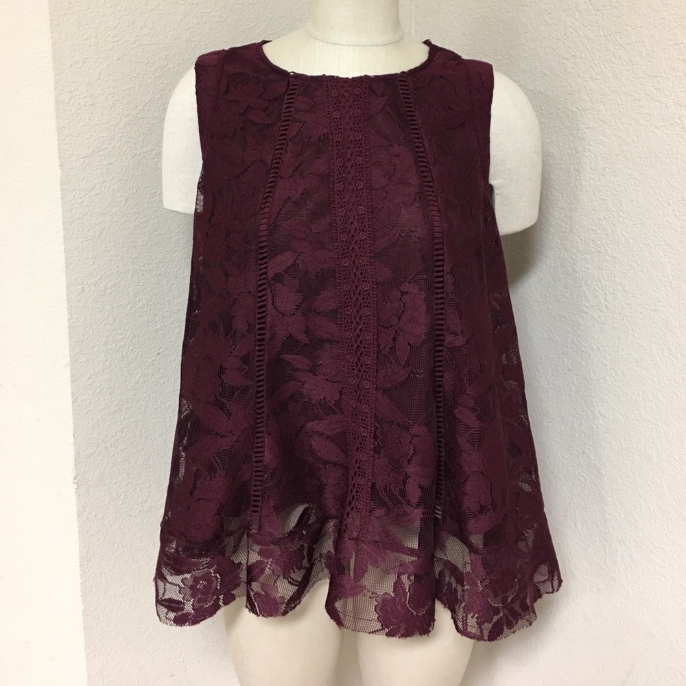 NWT burgundy top. Sleeveless. Lace. XL