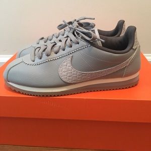 NEW VINTAGE INSPIRED NIKES!!