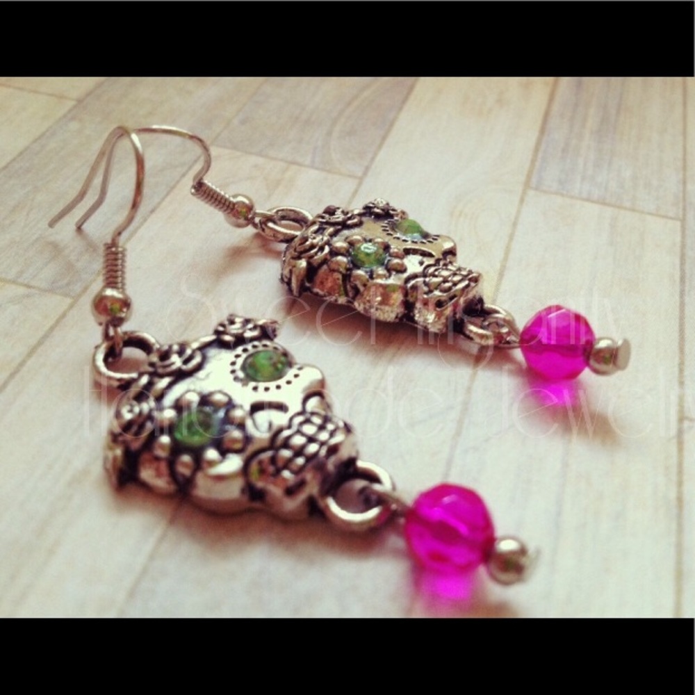 Sugar skull earrings NWOT.