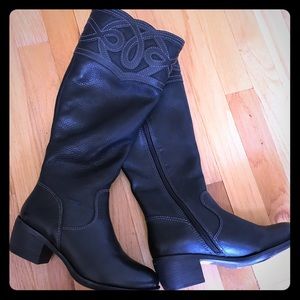 NWT LEATHER Nurture Boots Size 5.5