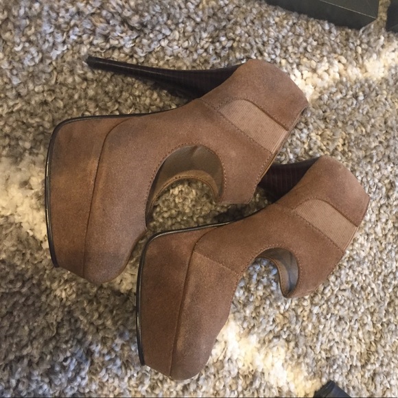 **Taupe heels** - Picture 3 of 5