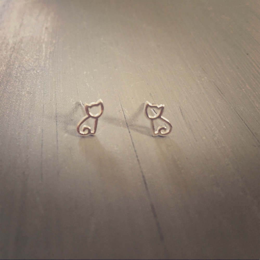 🆕 Dainty Silver-Toned Kitten Earrings