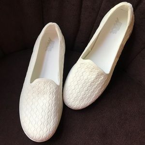 White Skechers GoStep Lite shoes NWOT