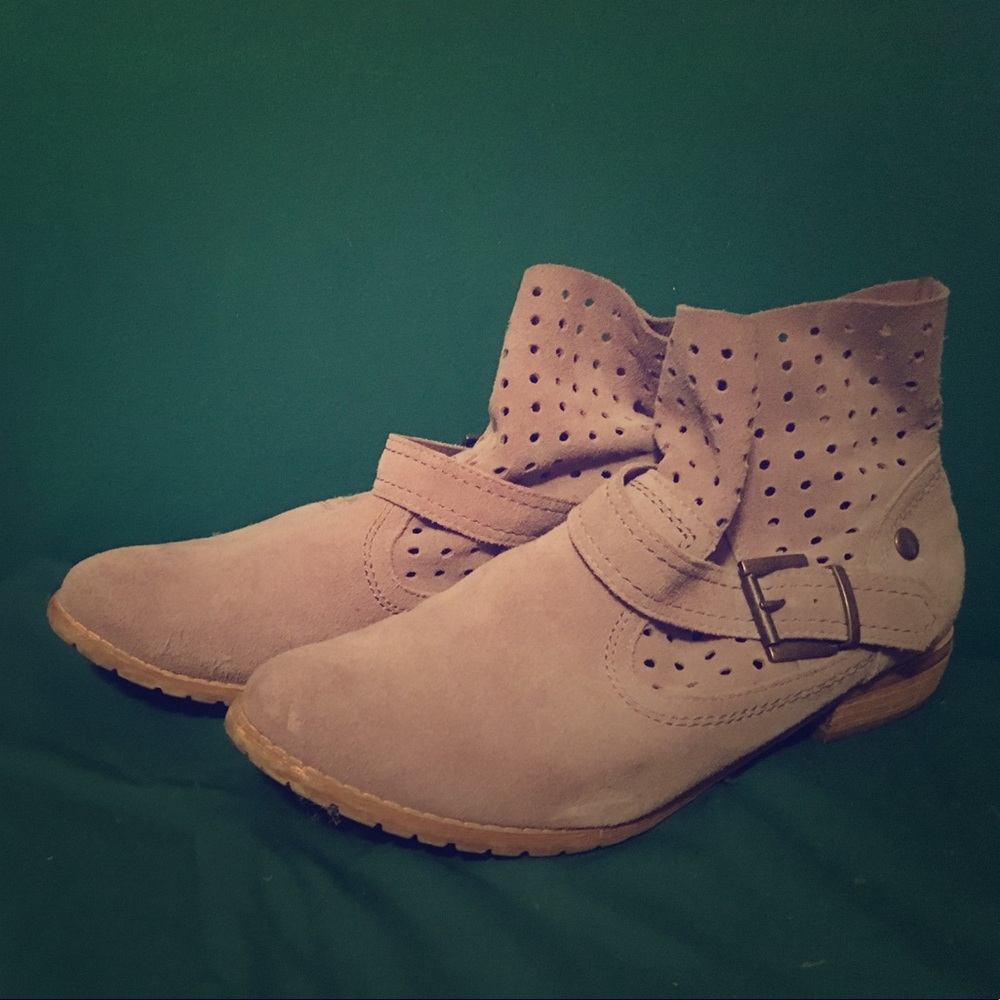 Restricted boots
