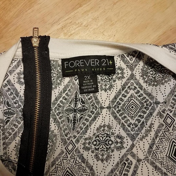 NWOT Forever 21+ plus size paisley top lace insert - Picture 3 of 3