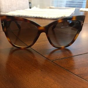 Authentic Tom Ford Anoushka sunglasses.