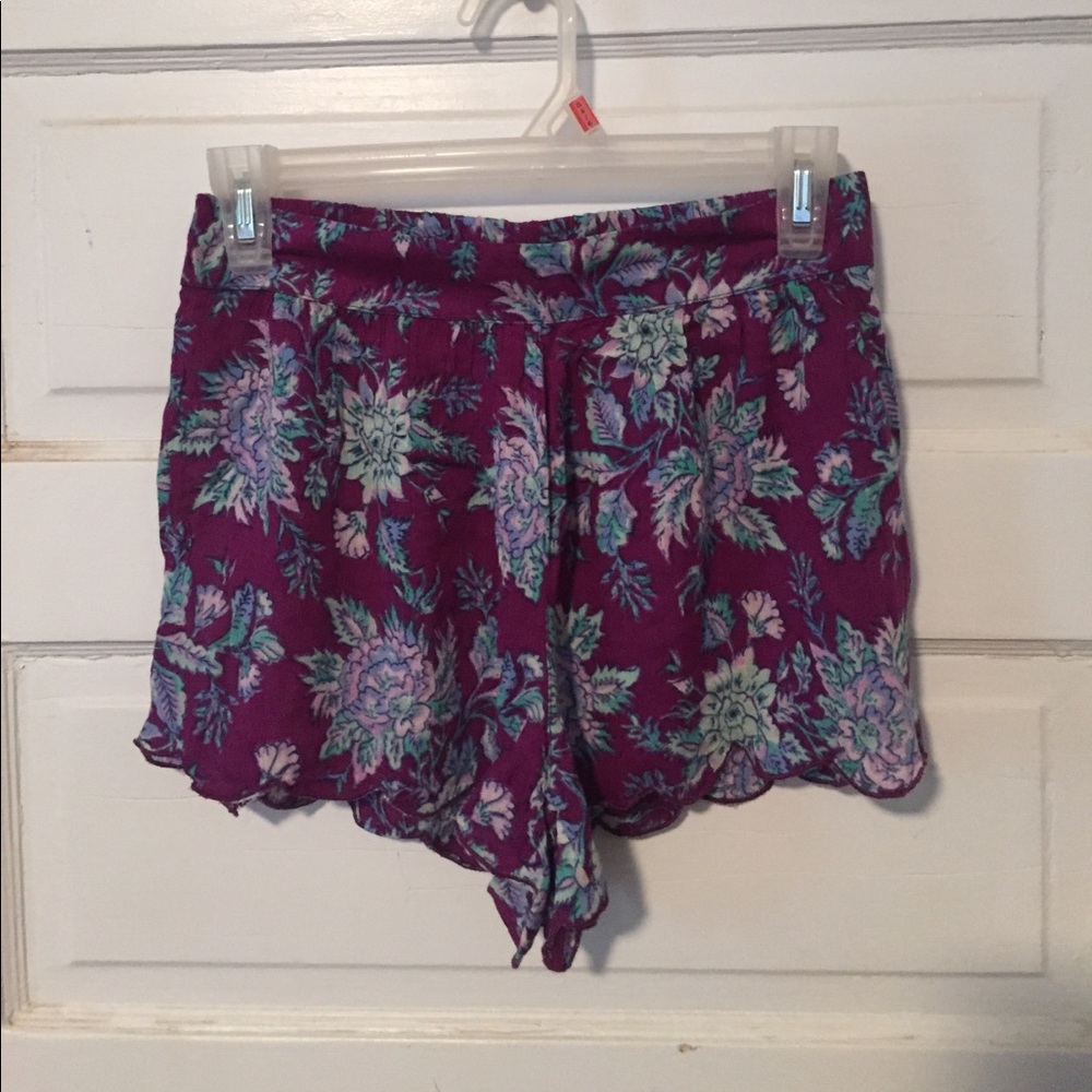 SOLD - Billabong scallop detail shorts