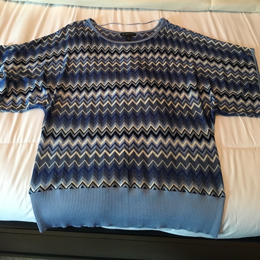 👚 - Lightweight sweater/shirt great for the fall!