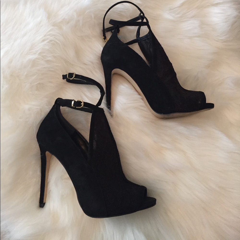 GUESS🔻? Lace peep toe booties sz 7&1/2