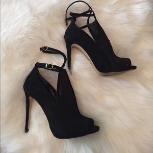 GUESS🔻? Lace peep toe booties sz 7&1/2