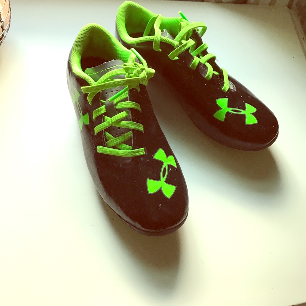 Boys cleats 2Y under armour