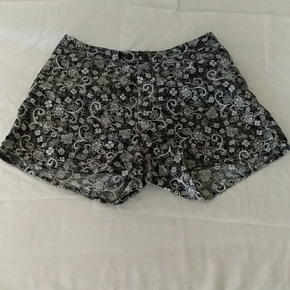 Xhilaration women black and white shorts sz M