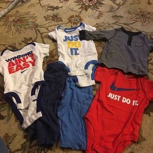 NIKE BUNDLE WITH A SHIRT AND TWO PAIRS OF PANFS