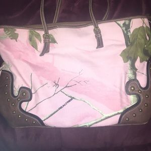 Pink Realtree camo tote.