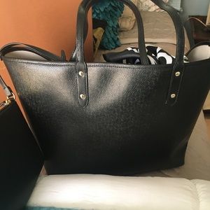 Black Coach tote bag with pouch and box Black Coach tote bag with pouch and box