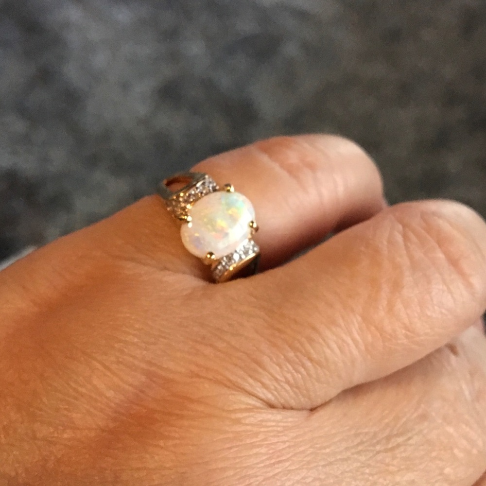 🎉🎉HP🎉🎉Beautiful white opal ring  - 18kt yg