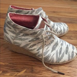 Toms ikat desert wedges sz 9