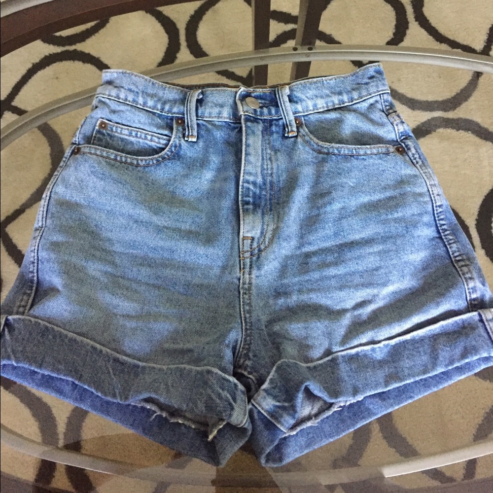 SOLD ON Ⓜ️‼️ Gap Super High Waisted Shorts