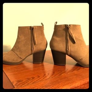 Tan boots with side zipper