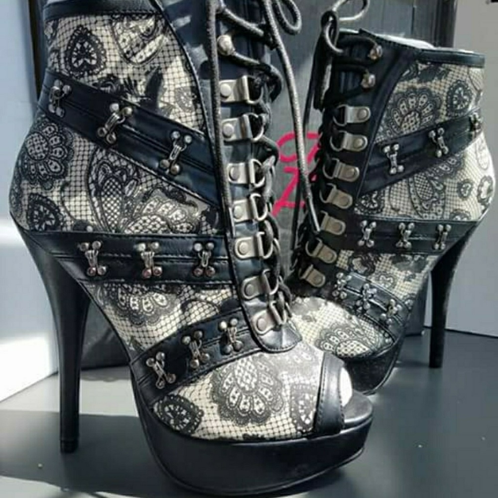 Love lace booties