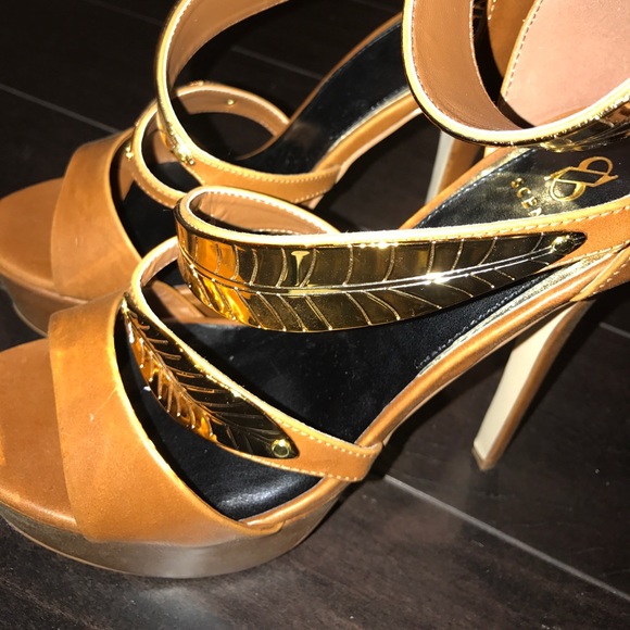 SHOEDAZZLE cognac gold leaf platform sandals - Picture 6 of 8