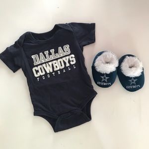 Dallas Cowboys baby bodysuit and slipper set