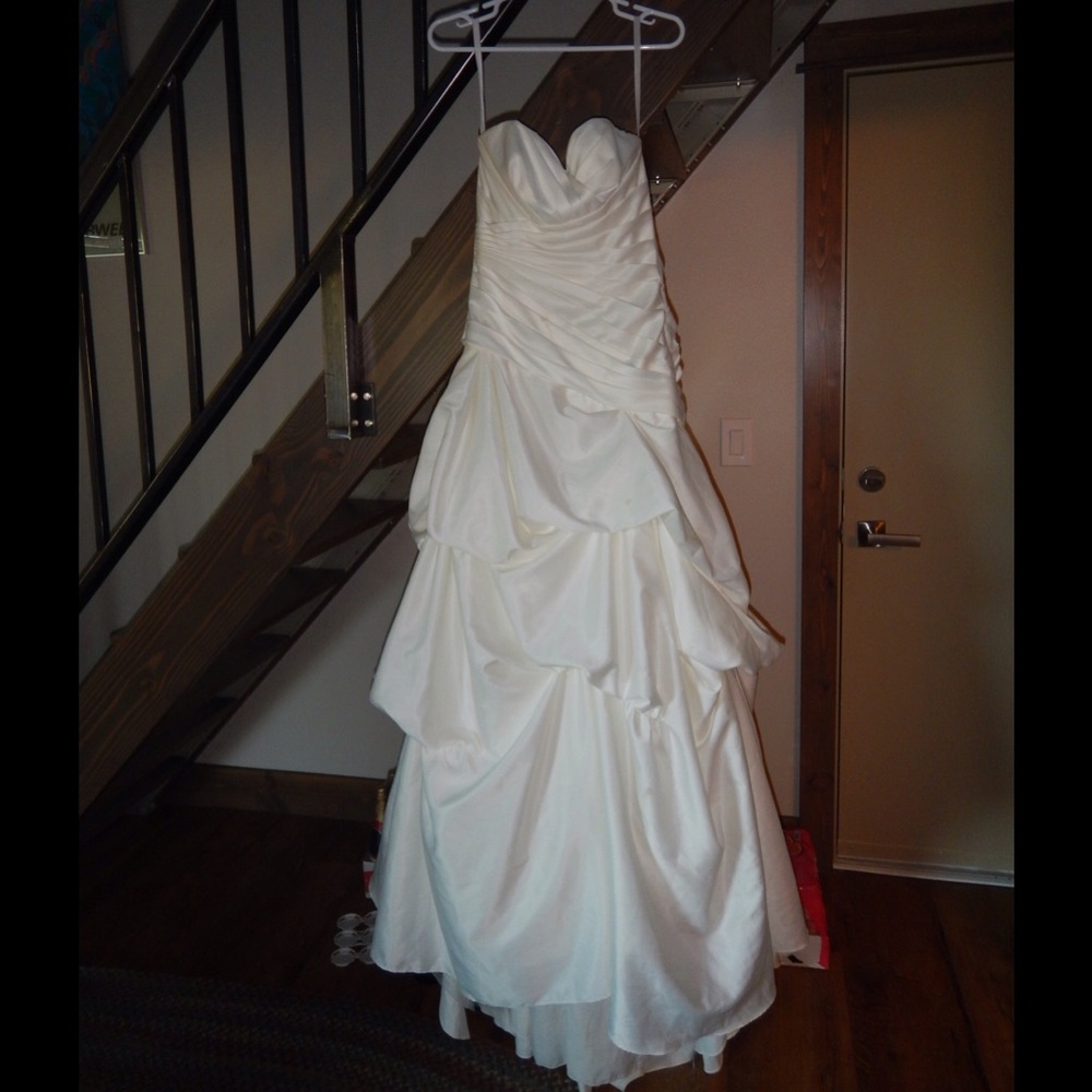 Dropped Waist Strapless Wedding Dress Size 6