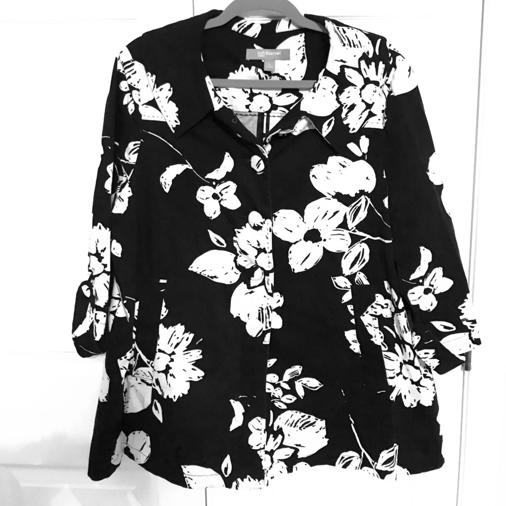 Black and white 3/4 sleeve suit coat