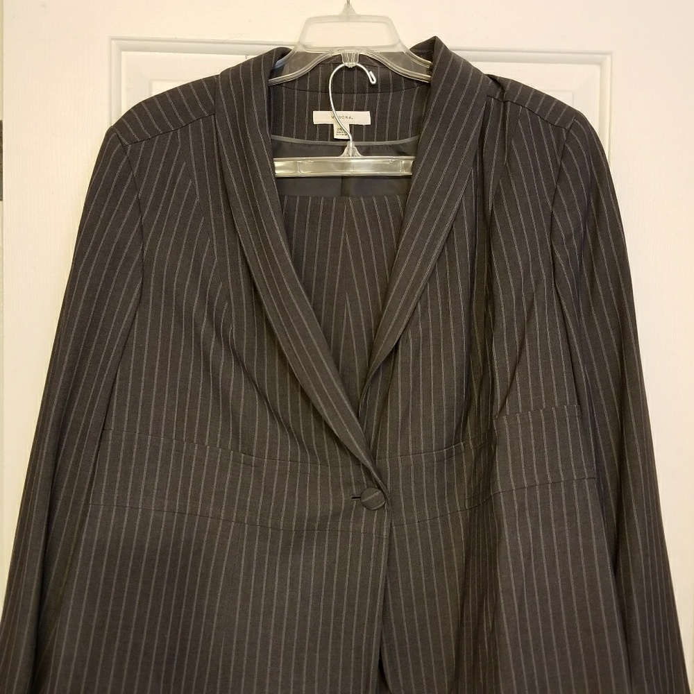 Pant suit pin strip suit