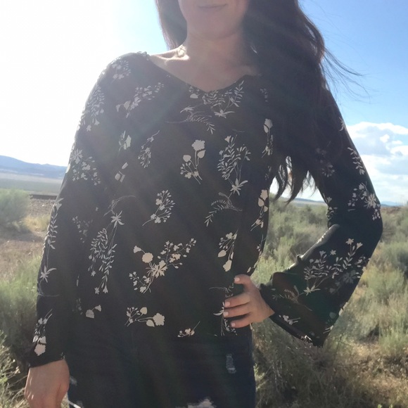 Tops - << Floral Belle Sleeve Shirt >>