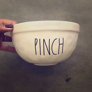 Rae Dunn mixing bowl - pinch