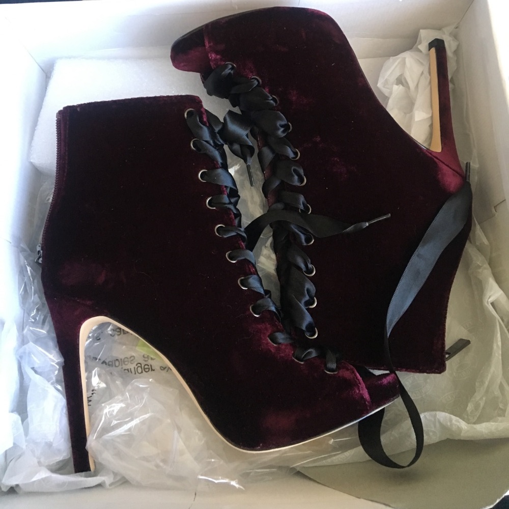 Steve Madden Zepplin Burgundy Velvet shoes 6.5M