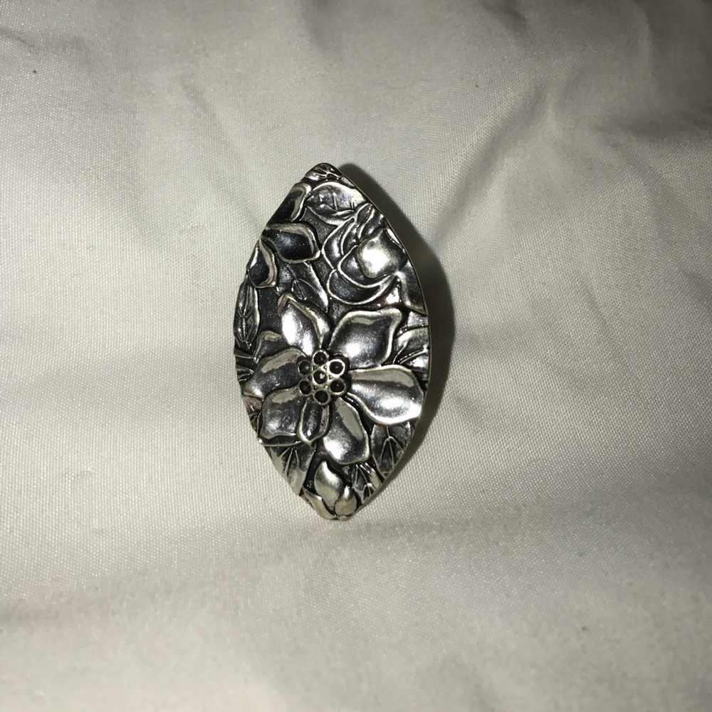 Silver flower statement ring - Picture 2 of 3